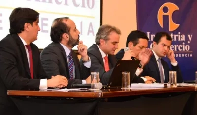 El Superintendente Pablo Felipe Robledo durante la rueda de prensa.