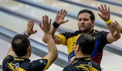 El equipo colombiano celebra el triunfo. 