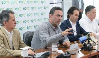 Directivos de las EPM, durante la rueda de prensa.