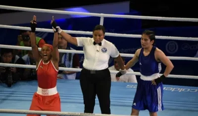 Ingrit Valencia alzando el brazo victorioso.