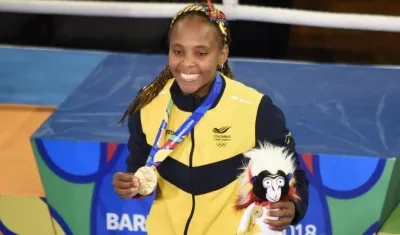 Ingrit Valencia luciendo la medalla de oro.