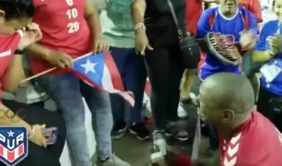 El atleta Héctor M. Hiraldo Cepeda le propone matrimonio a su novia.