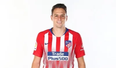 Santiago Arias ya luce la camiseta del equipo colchonero.
