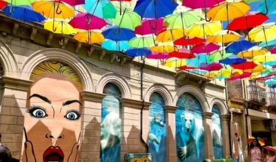 La ciudad portuguesa de Águeda se ha convertido en referente mundial por sus singulares decoraciones callejeras con paraguas de colores, una iniciativa que ha exportado a todo el mundo.