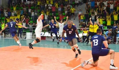 Jugadores de Colombia celebran el triunfo ante Cuba. 