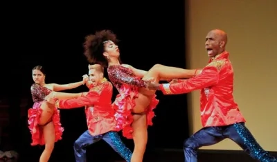 Dos parejas caleñas del grupo de salsa "Swing Latino" en la última actuación celebrada en Tokio ante más de un centenar de japoneses. 