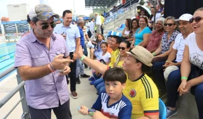 El Alcalde Alejandro Char durante las competencias en el Complejo Acuático.