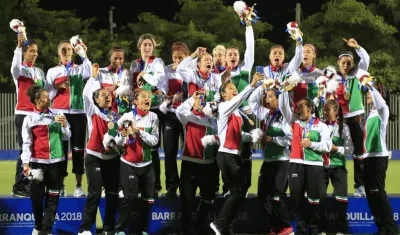 Jugadoras de México posan con la medalla de oro