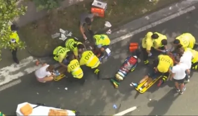 Egan Bernal y Mikel Landa, tras sufrir una fuerte caída. 
