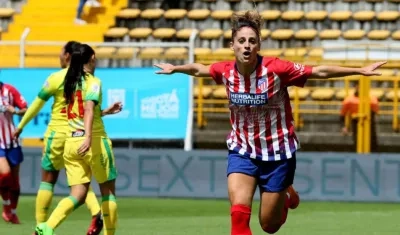 Esther González celebra una de sus anotaciones. 