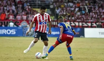 Teófilo Gutiérrez enfrenta la marca de un jugador del Pasto. 