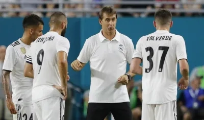 Julen Lopetegui dialoga con sus jugadores del Real Madrid. 