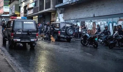 Efectivos de seguridad rodean la zona donde se produjo el hecho.