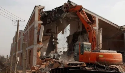 Momentos de la demolición del edificio.