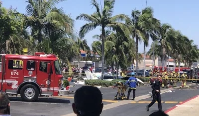Cayó sobre un vehículo que se encontraba parqueado.