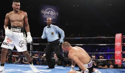 Momento de la pelea entre Elider Álvarez y Sergey Koralov.