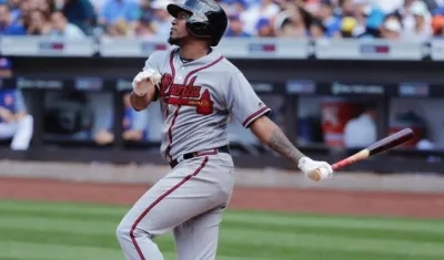 Batazo de cuadrangular de Julio Teherán. 