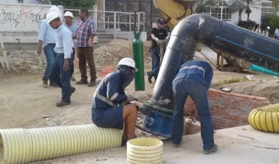 Operarios de la Triple A durante los trabajos de empalme.