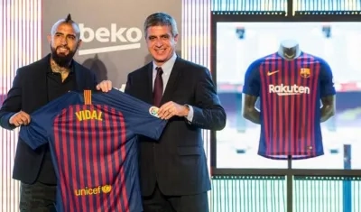 El vicepresidente tercero y responsable deportivo del FC Barcelona,Jordi Mestre posa junto al jugador chileno Arturo Vidal, durante la presentación hoy.