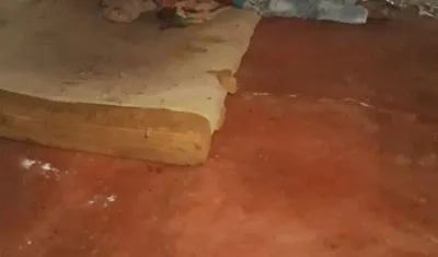 El hombre fue hallado muerto en la colchoneta donde dormía.