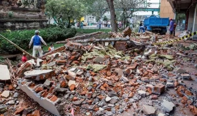 Socorristas buscan entre escombros posibles víctimas.