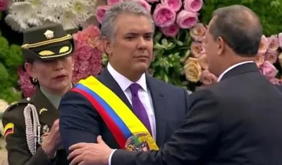 El Presidente del Congreso, Ernesto Macías, toma juramento del nuevo Presidente, Iván Duque.