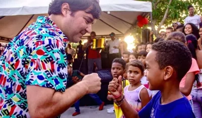 Jaime Pumarejo compartiendo con los niños.