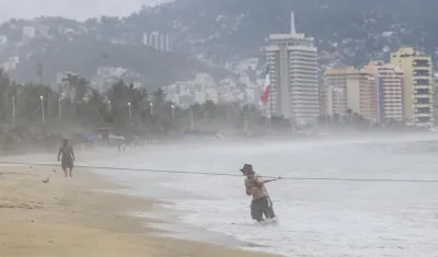 Vista general de la turbulencia en el mar del puerto de Acapulco, en el estado de Guerrero (México) hoy, debido a las tormentas tropicales Ileana y John. 