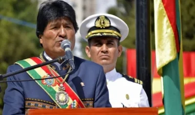 El presidente de Bolivia, Evo Morales, con sus símbolos presidenciales.