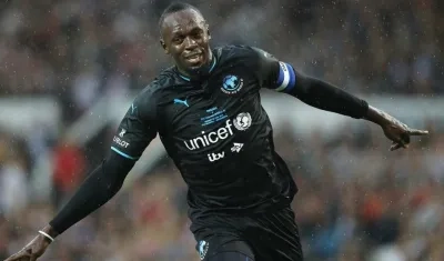 Usain Bolt jugó un partido de exhibición en Inglaterra. 