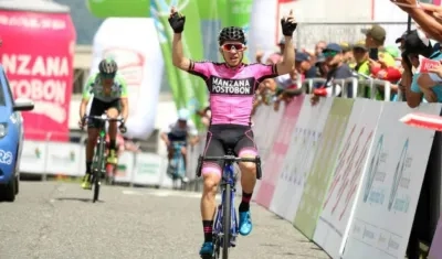 Sergio Higuita se impone en la llegada en Manizales. 