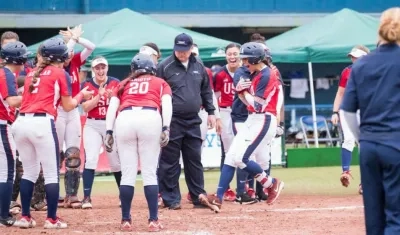 Jugadoras de Estados Unidos celebran una anotación. 