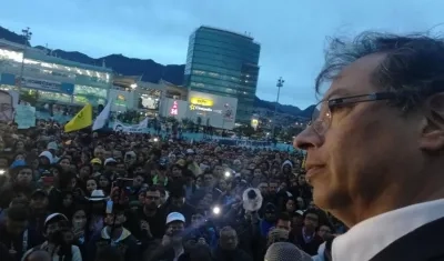 Gustavo Petro presidiendo la marcha de la oposición en Bogotá.