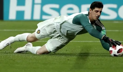 Thibaut Courtois ataja una pelota. 