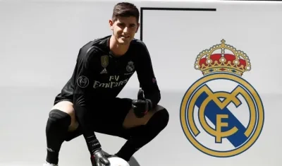 Thibaut Courtois posa con la camiseta del Real Madrid. 