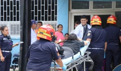 Bomberos ingresando a una de las afectadas al hospital. 