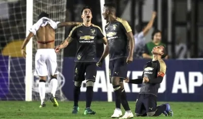 Los ecuatorianos celebrando su paso a la siguiente fase.