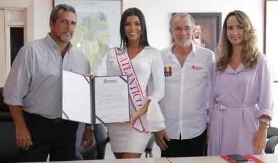 Luis Puello, representante del Comité de Belleza del Atlántico; Miriam Carranza, Señorita Atlántico; el Gobernador Eduardo Verano y Diana Caballero. 