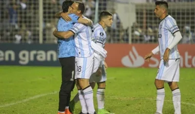Jugadores argentinos festejando el triunfo frente a los colombianos.