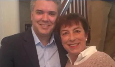 Presidente Iván Duque con Claudia Ortiz.