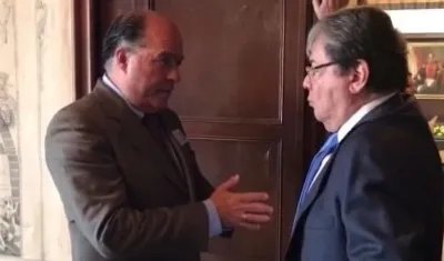 Julio Borges en la foto con el canciller colombiano Carlos Holmes.