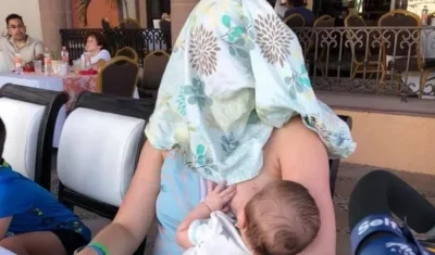 Melanie Dudley no se dejó intimidar y siguió amamantando a su bebé.