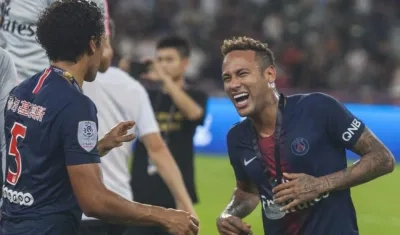 Neymar bromea con uno de sus compañeros. 