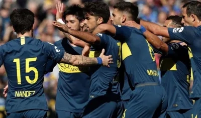 Jugadores de Boca celebran el triunfo. 