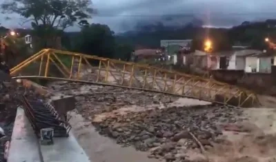 Puente peatonal colapsado. 