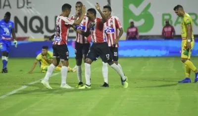 Gabriel Fuentes celebrando con sus compañeros.