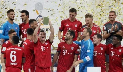 Robert Lewandowski levanta el trofeo de campeón. 