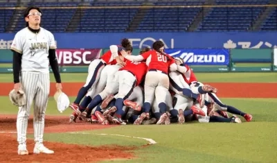 Las jugadoras de Estados Unidos celebran la victoria. 