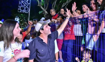 El Alcalde Alejandro Char interactuando con barranquilleros.