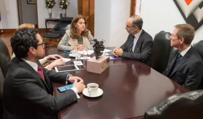 Vicepresidenta Marta Lucía Ramírez junto al embajador del Reino Unido, Peter Tibber.
